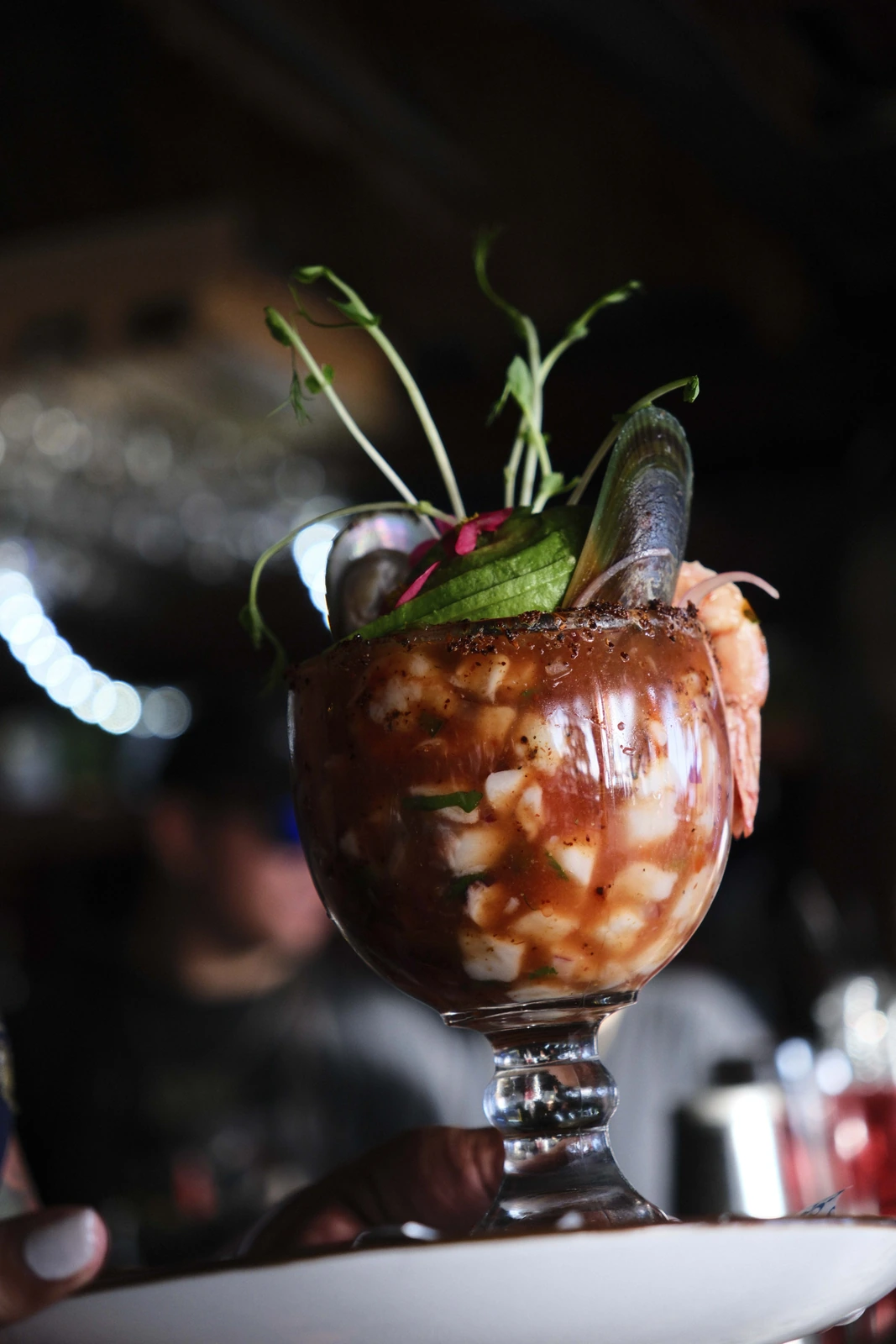 Campechana de mariscos en copa — coctelería de autor en Cocos